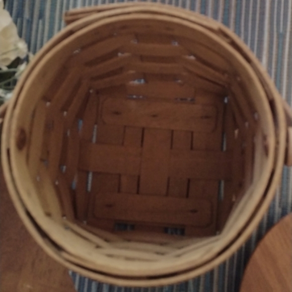 Longaberger small covered basket - Picture 3 of 5